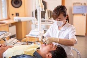 歯石を除去する歯科衛生士