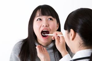 歯のメンテナンスを受ける女性