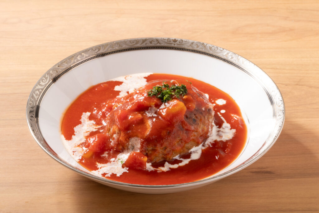 器に盛られた煮込みハンバーグ トマト味